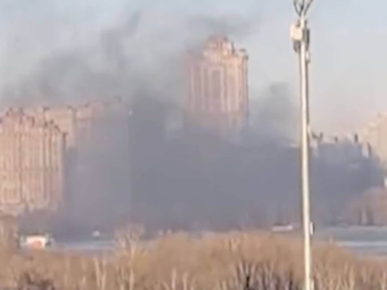 Пожар в яхт-клубе у элитного ЖК в Москве сняли на видео