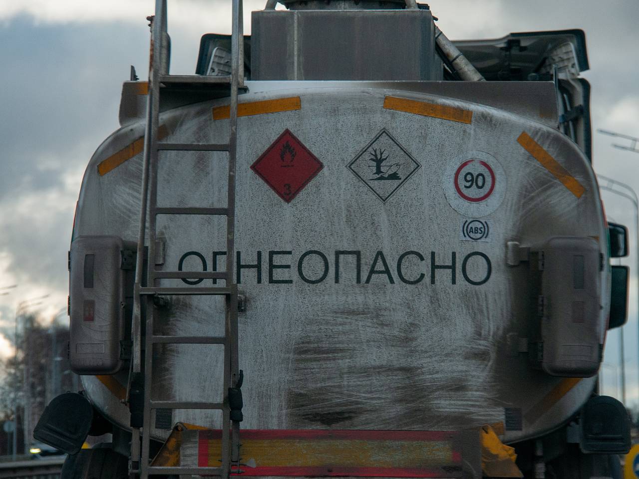 В массовом ДТП с бензовозом в российском регионе погибли три человека