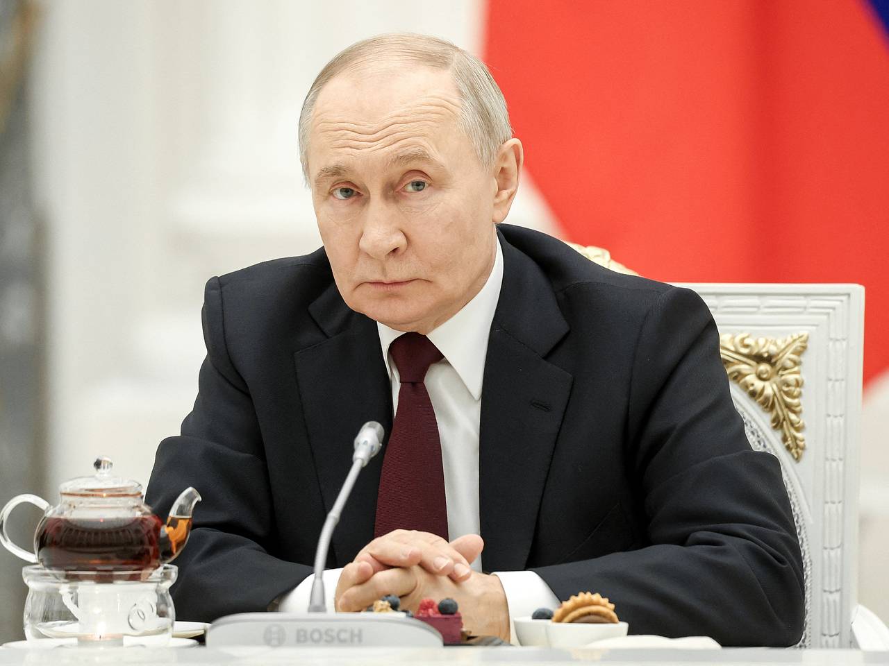 Путин поздравил российских женщин с 8 Марта