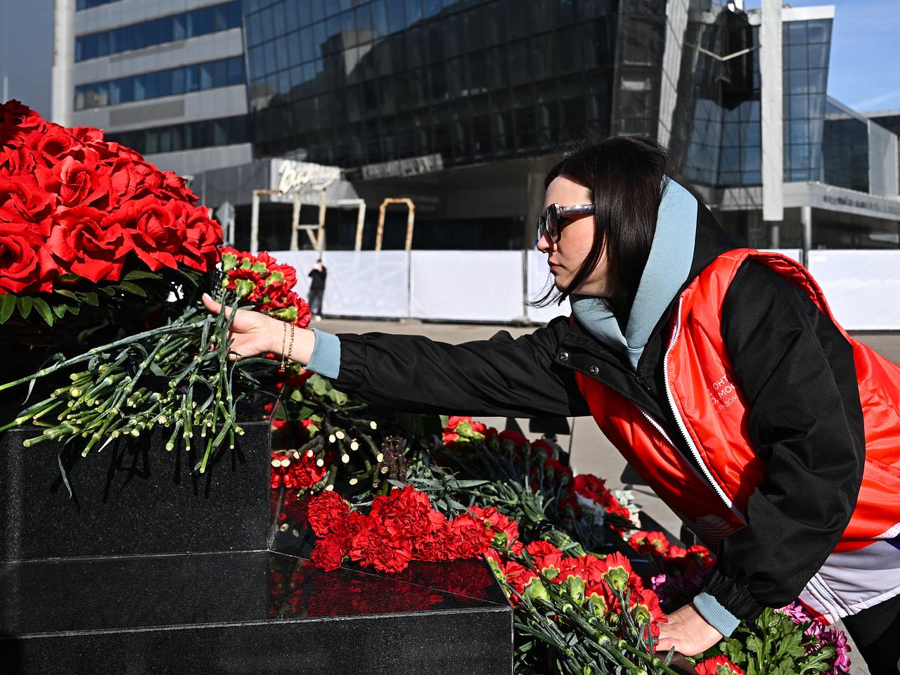 К мемориалу в память о жертвах теракта в &laquo;Крокусе&raquo; принесли цветы