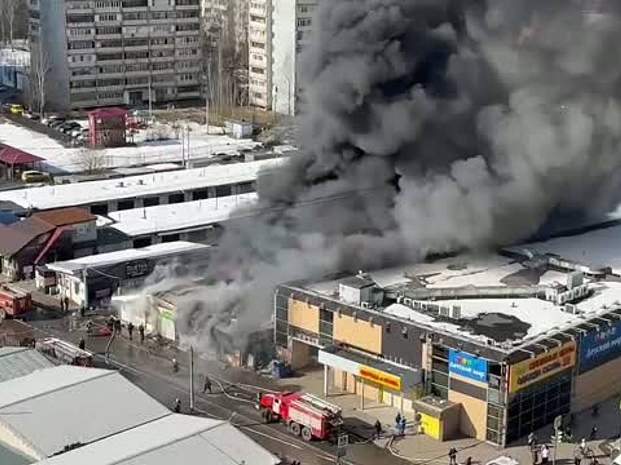 Мощный пожар на рынке в Подмосковье попал на видео