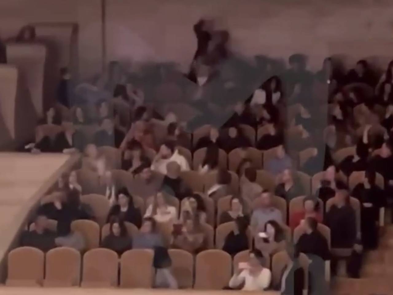 Драка мужчин под классику в Московском доме музыки попала на видео