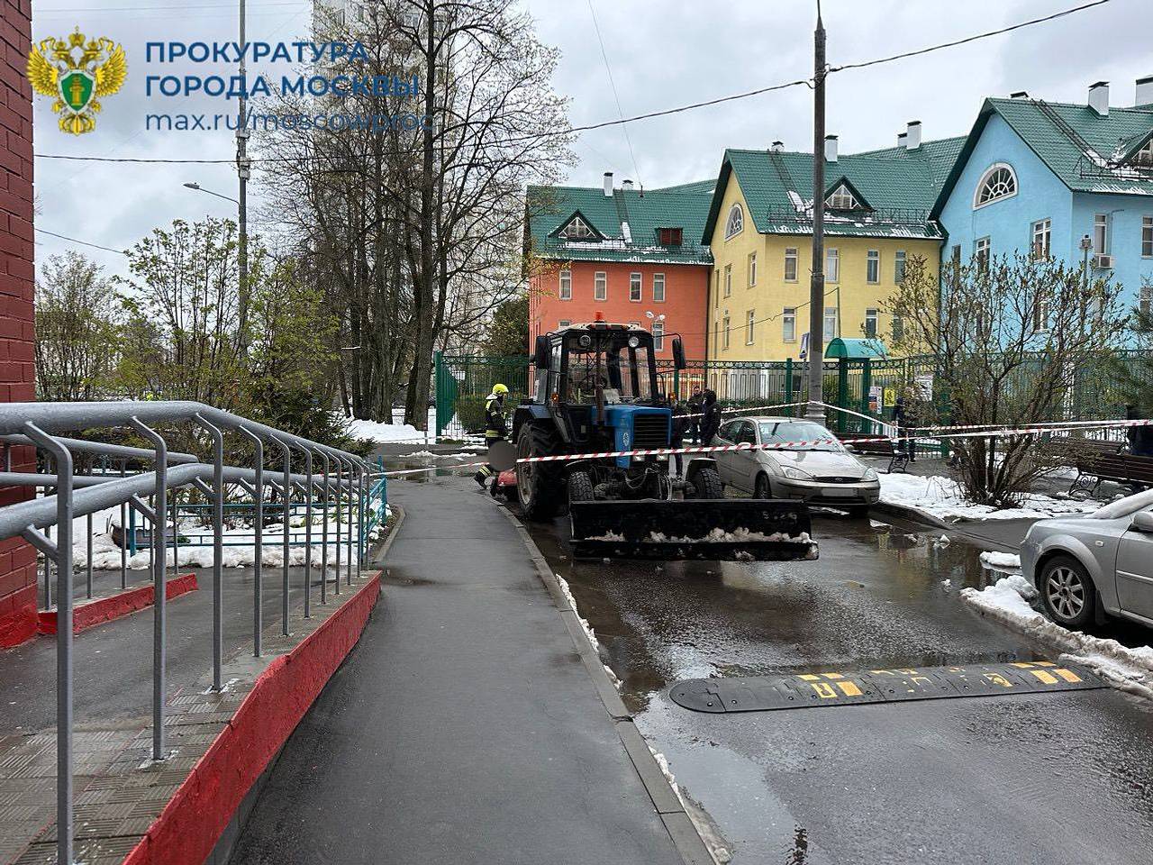 Затянутый под щетку трактора 12-летний школьник из Москвы залез на технику из-за любви