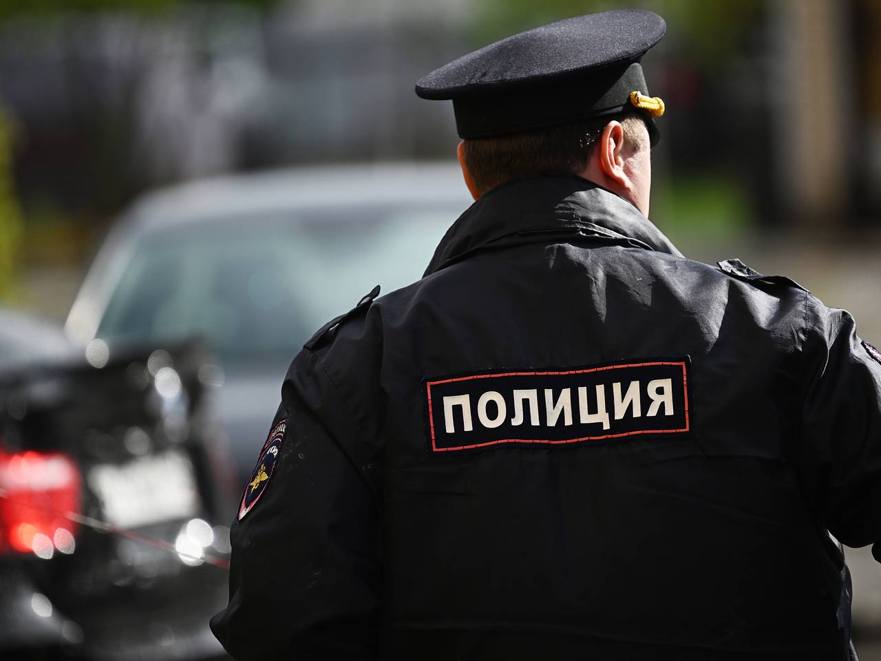На заправке российского города заметили теряющую сознание трехлетнюю девочку