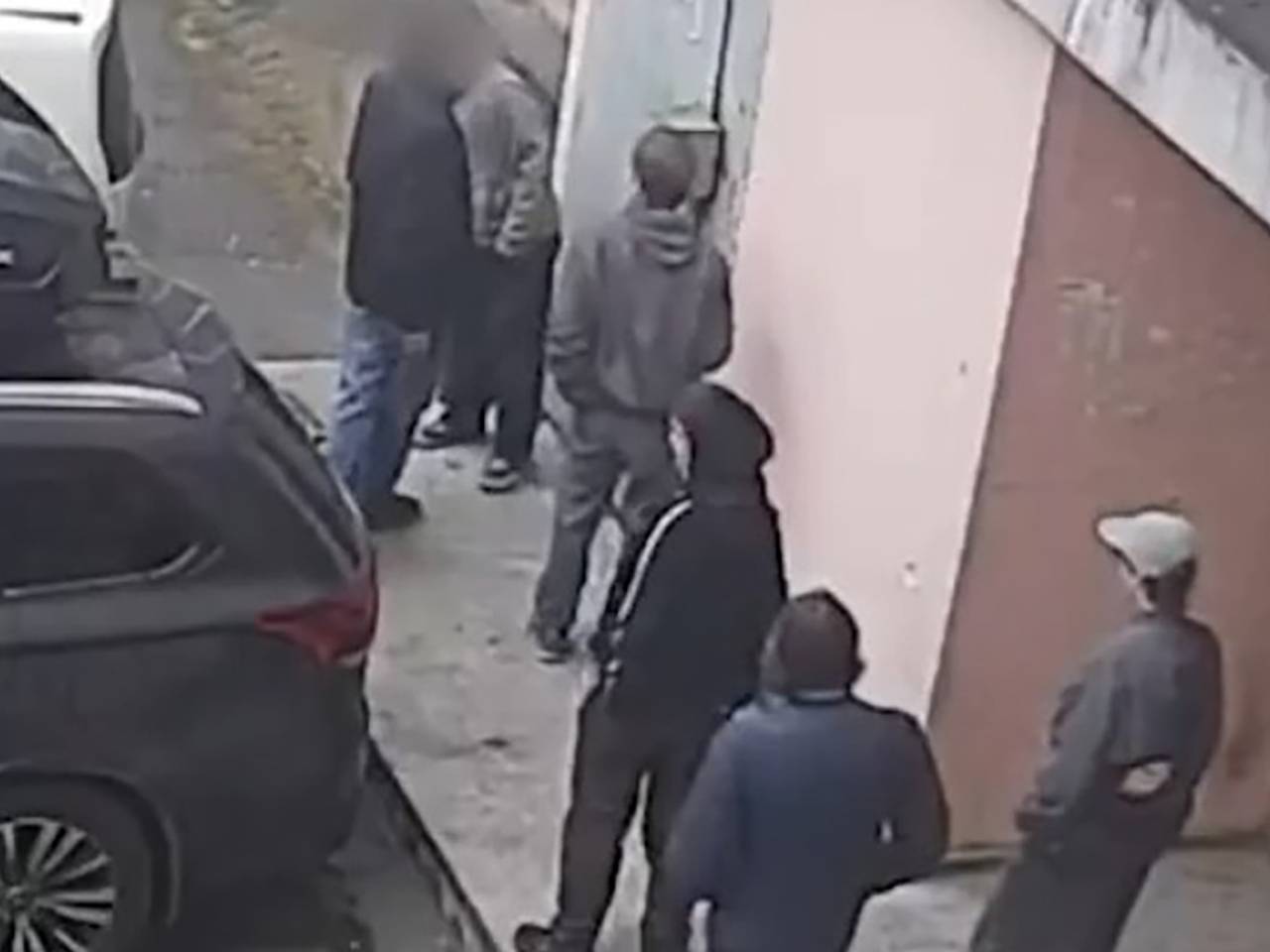 Школьники разгромили подъезд в российском городе и попали на видео