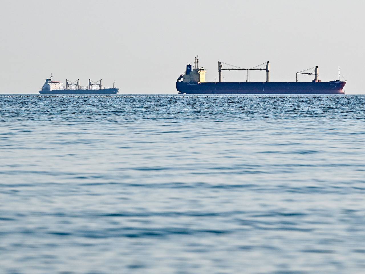 Нефтепродукты попали в море после атаки ВСУ на российский портовый город