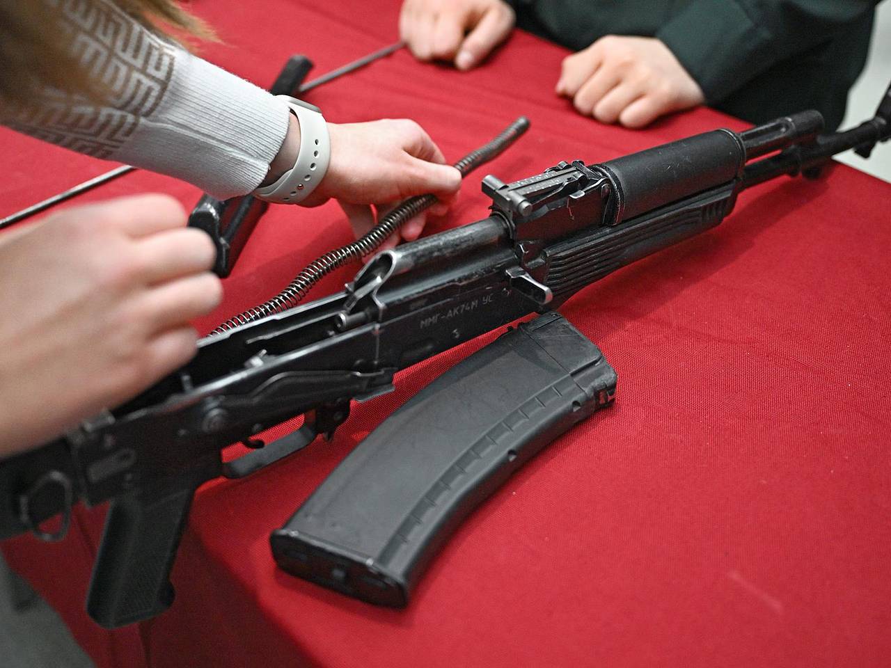 Попавшим в трудную жизненную ситуацию российским детям устроили показ макетов оружия