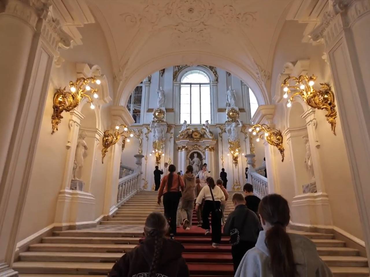Дети из ЛНР и ДНР посетили Москву и Петербург в рамках программы «Культурная карта 4+85»