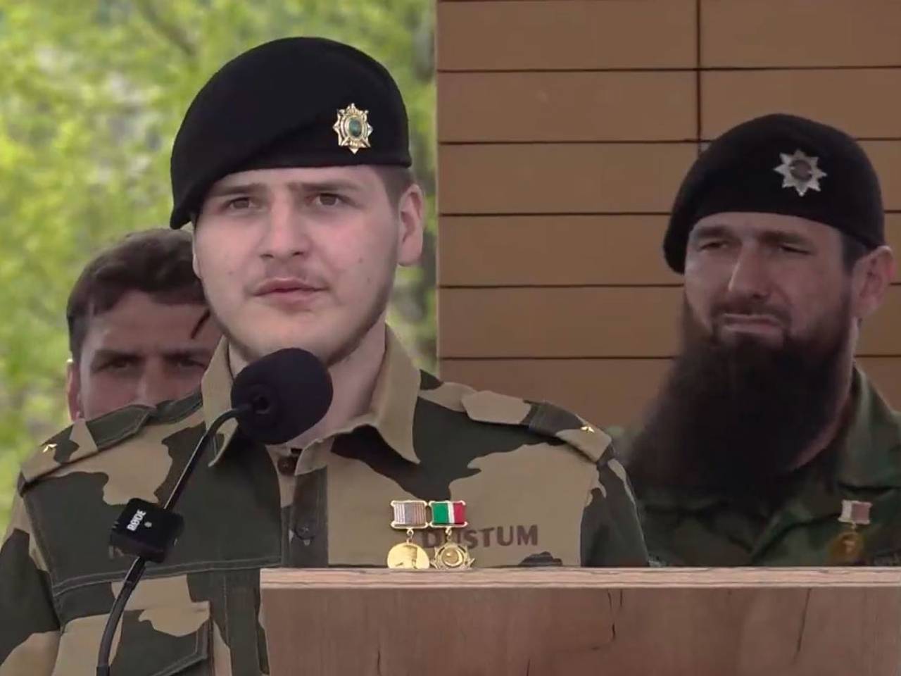 Адама Кадырова сняли на видео с офицерскими погонами и новой медалью