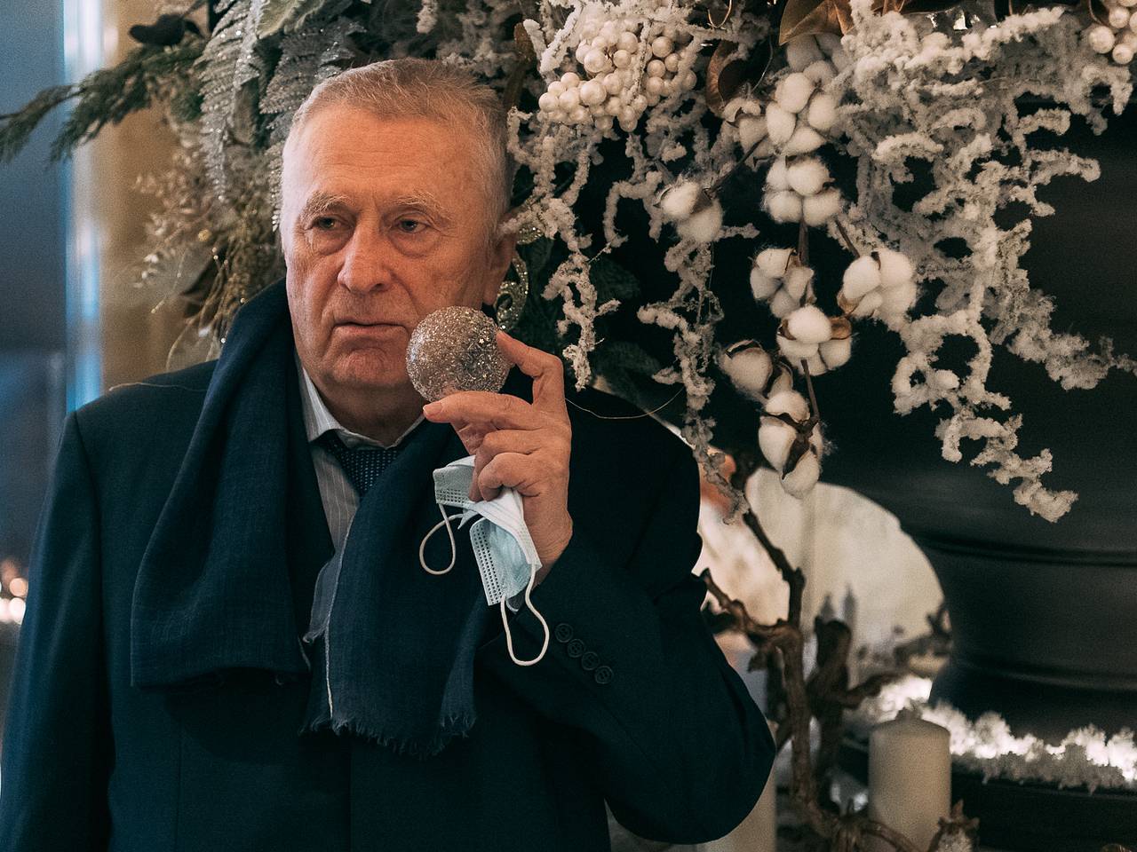 Описан эпизод с хихикающим за шторой Жириновским