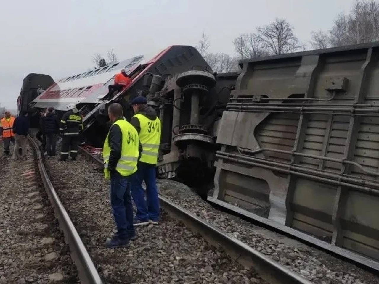 Очевидец описал место схода поезда под Ульяновском словами «просто нет куска рельсов»