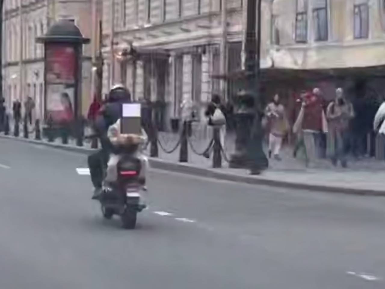 Россиянин прокатил ребенка без шлема на байке и попал на видео