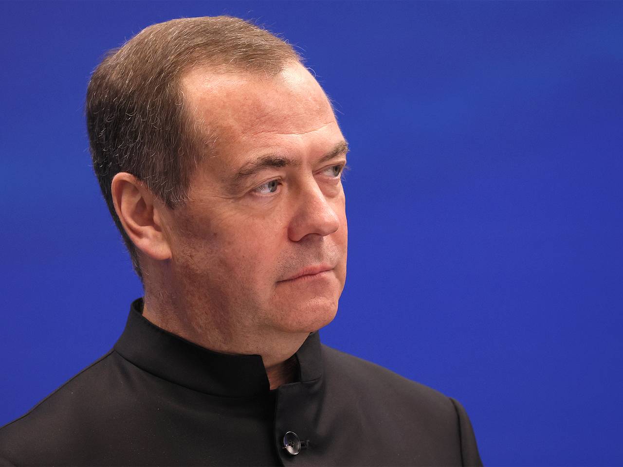 Медведев фразой из мема отреагировал на возможные ядерные учения Польши и Франции