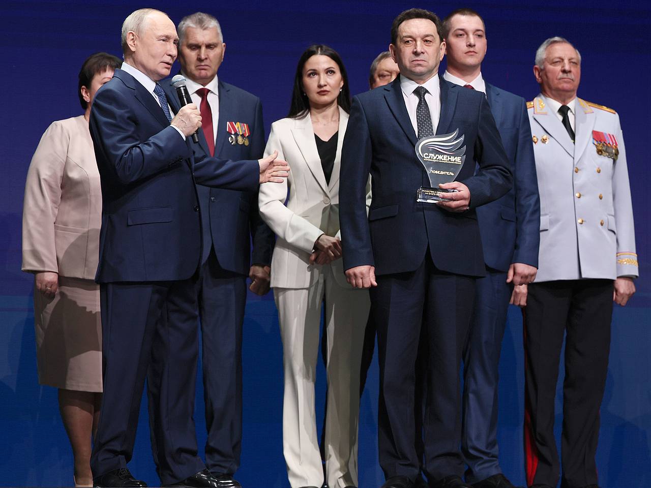 Владимир Путин вручил премию &laquo;Служение&raquo; ветерану СВО Евгению Филонову