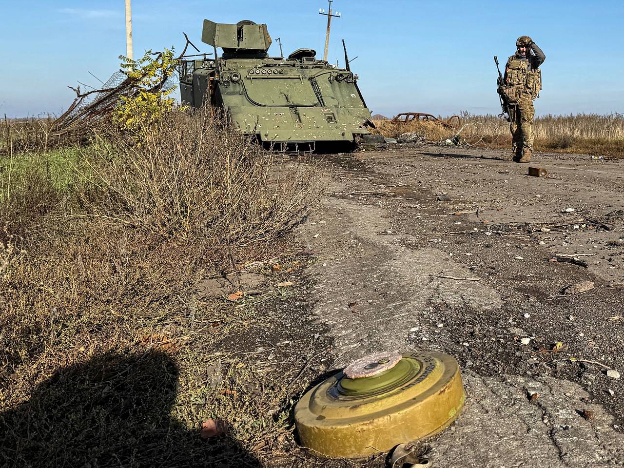 Бойцы СВО заложили подходы к ключевой позиции сотнями мин и заставили ВСУ бросить технику