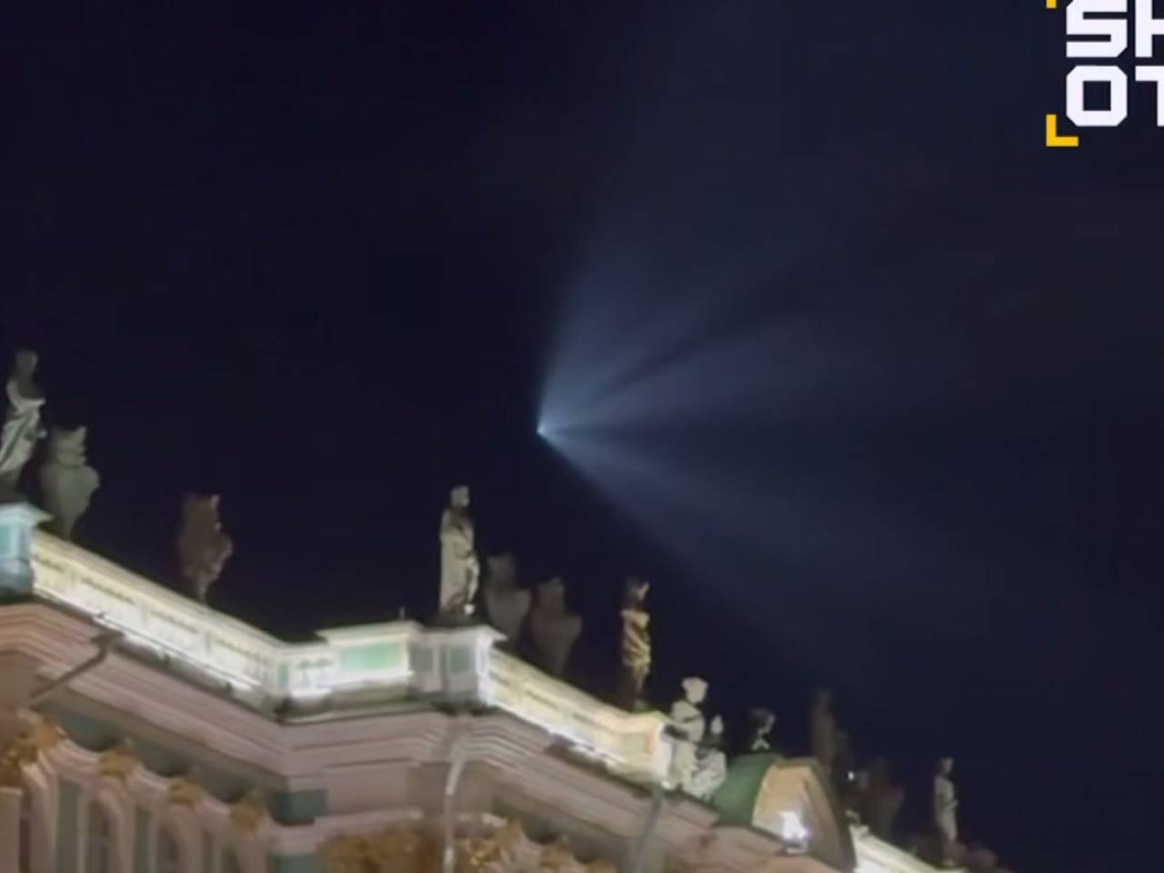 Яркую &laquo;космическую медузу&raquo; в небе над Петербургом сняли на видео