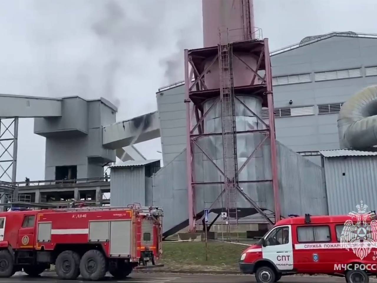 В Подмосковье загорелся завод