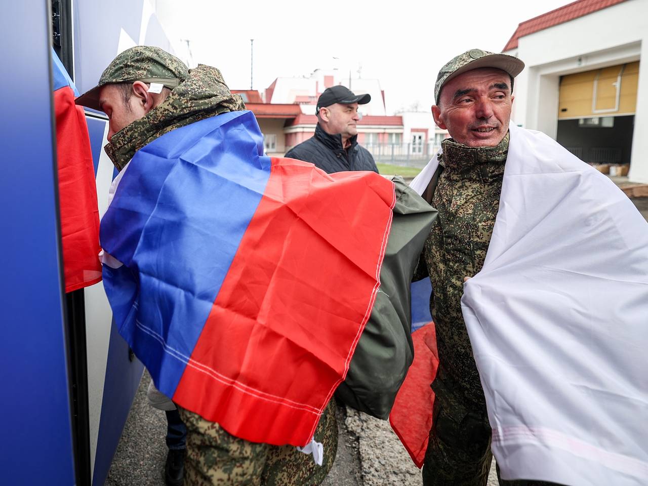 Минобороны показало кадры с вернувшимися из плена военнослужащими