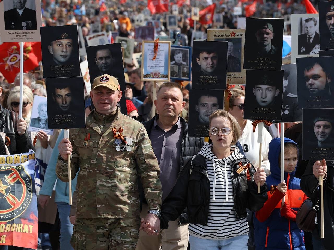 Вагнеровцы прошли в колонне &laquo;Бессмертного полка&raquo; с портретом Евгения Пригожина