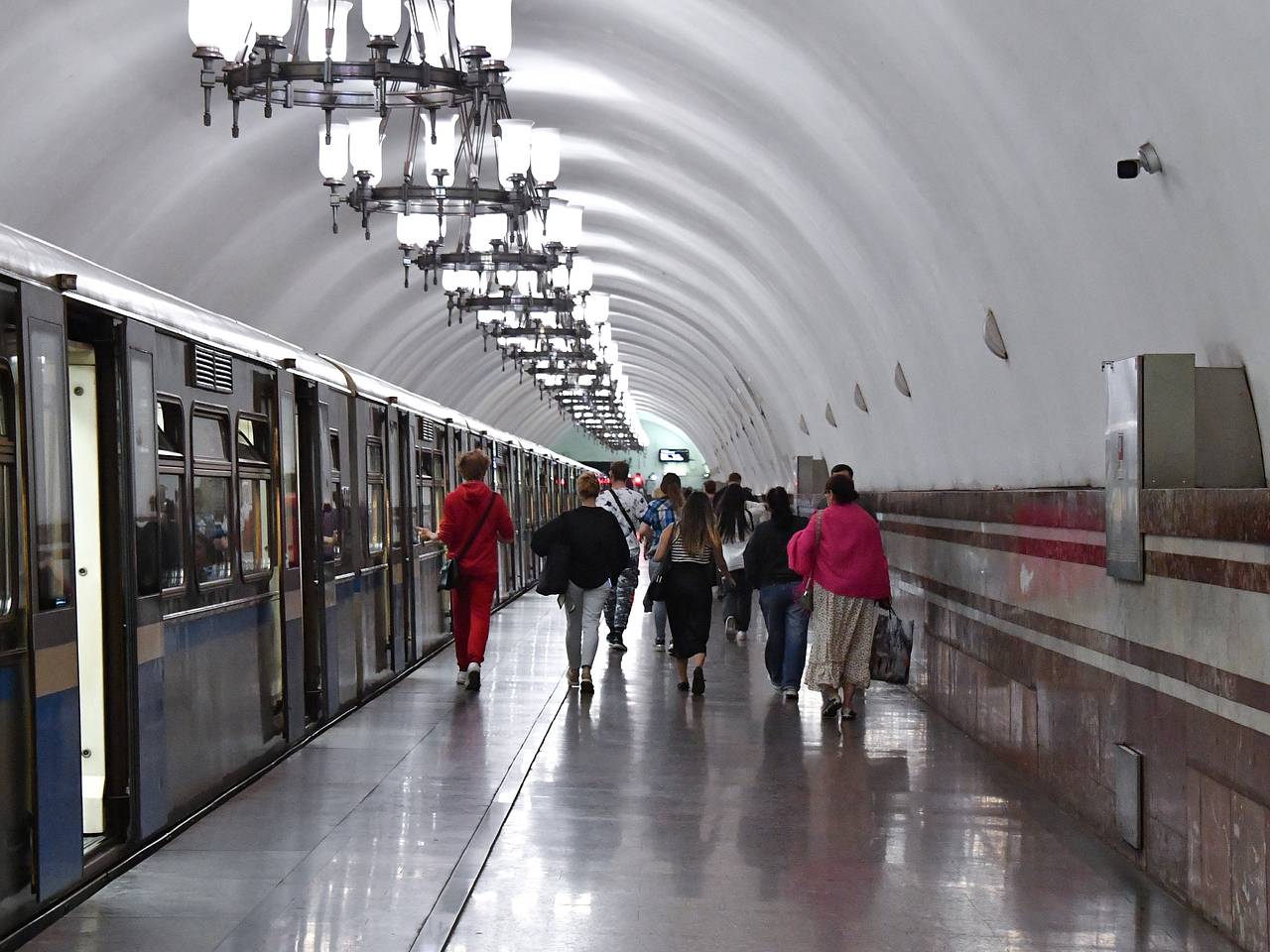Москвич поймал снимавшего под платьем у его жены пассажира метро