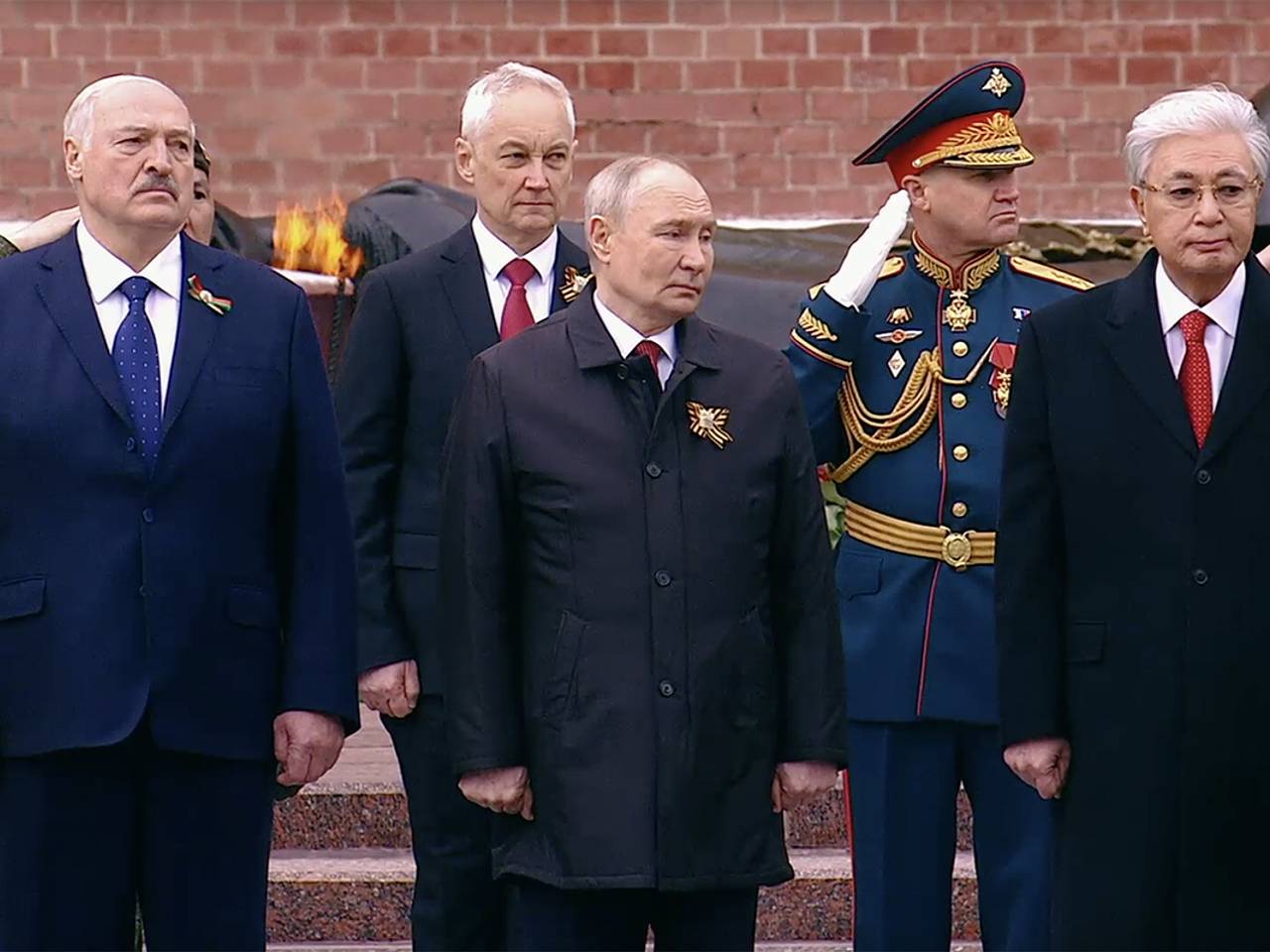 Путин и главы иностранных делегаций возложили цветы к Могиле Неизвестного Солдата