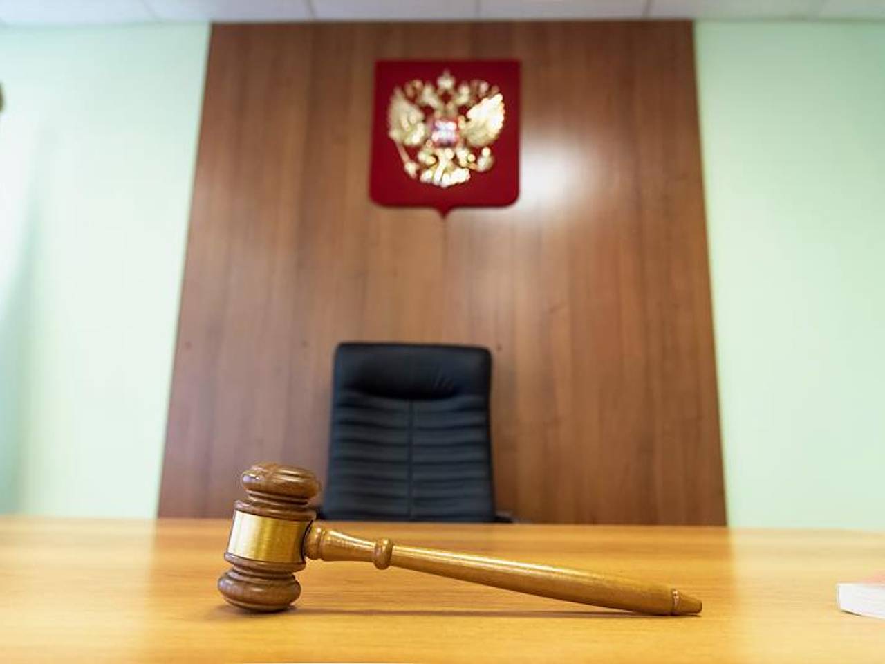 Лишенной гражданства за оскорбления русских людей женщине вернули российский паспорт