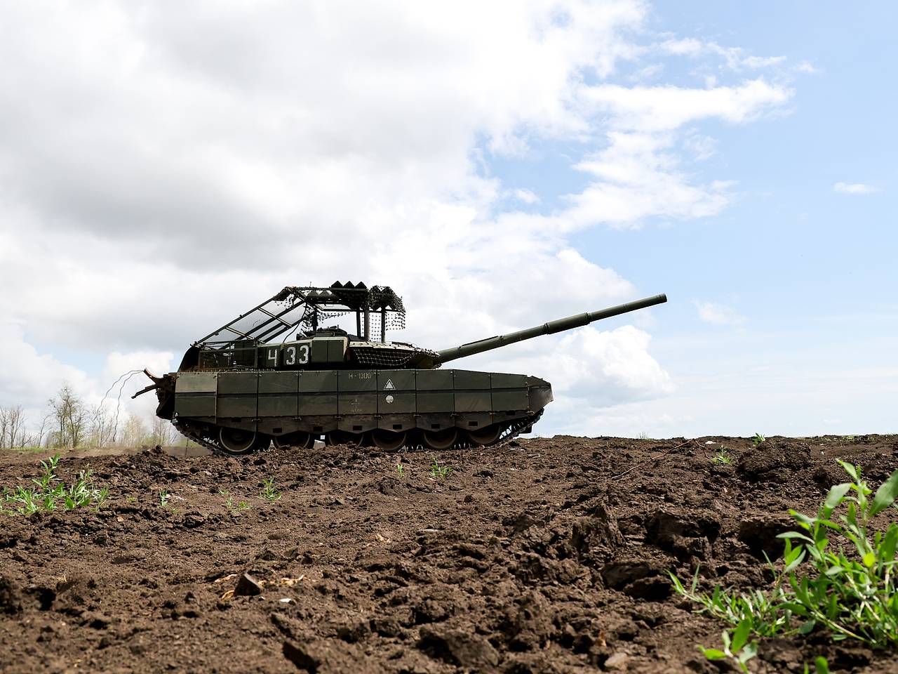Боец СВО по одной детали вычислил атаковавший несколько месяцев российские позиции танк