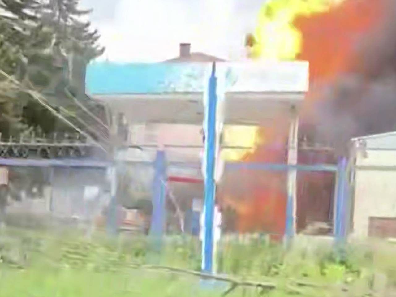 Пожар после взрыва на российской заправке попал на видео