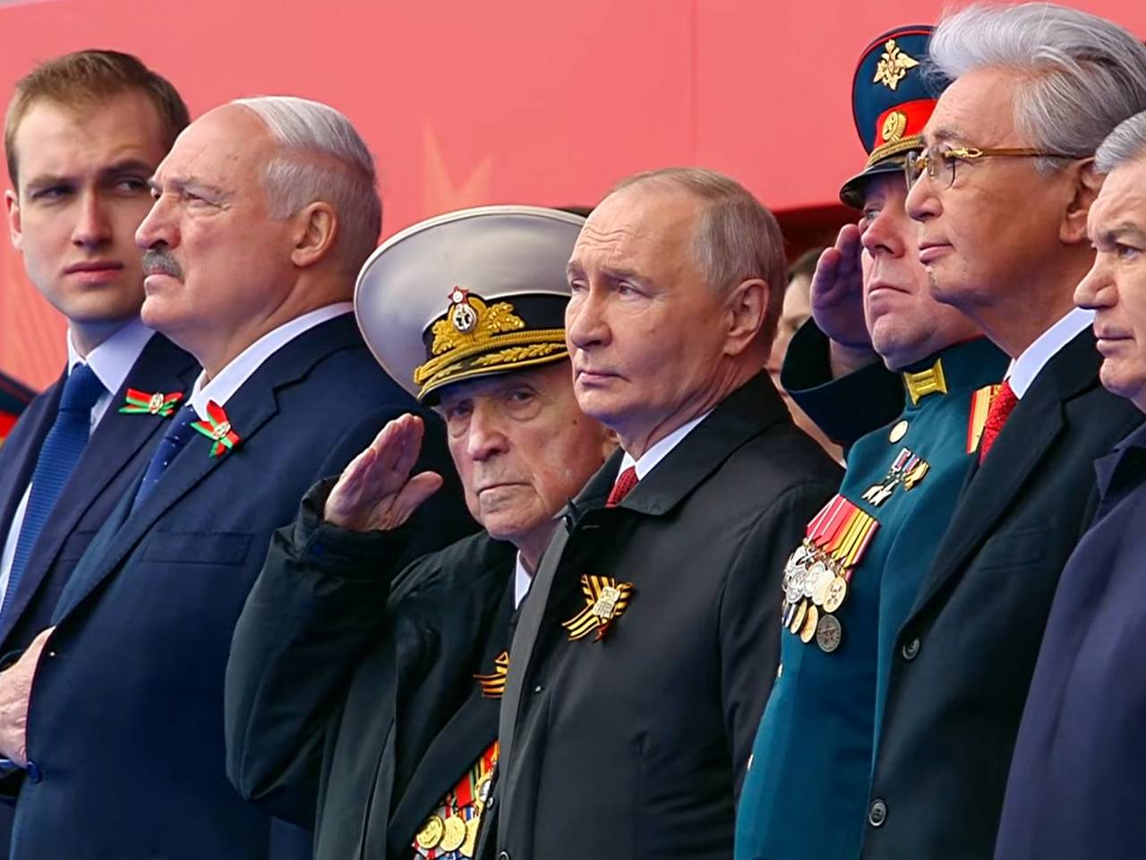 Гости парада Победы на Красной площади получили памятные подарки