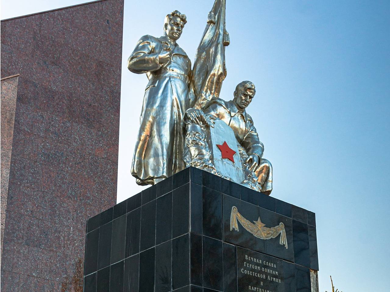 Жители Тульской области посетили мемориал «Скорбящий воин»
