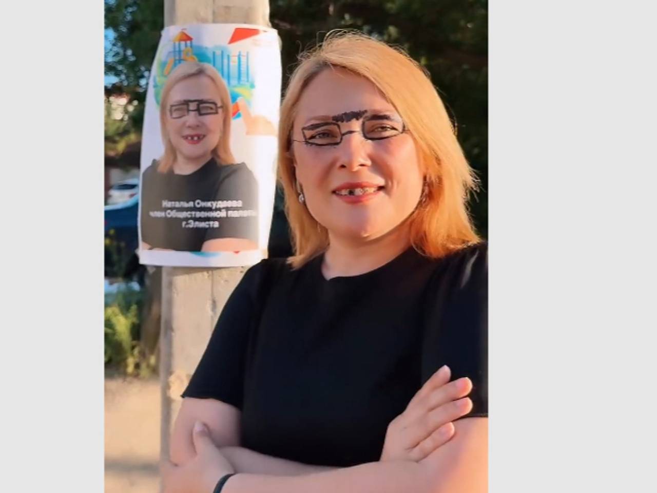 Общественница записала ролик с монобровью и получила благодарность от властей