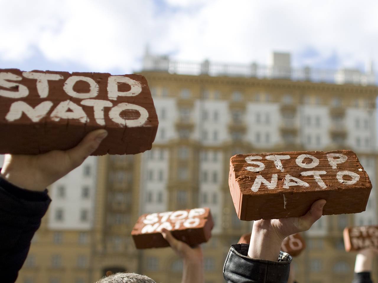 В России объяснили курс НАТО и ЕС на конфронтацию