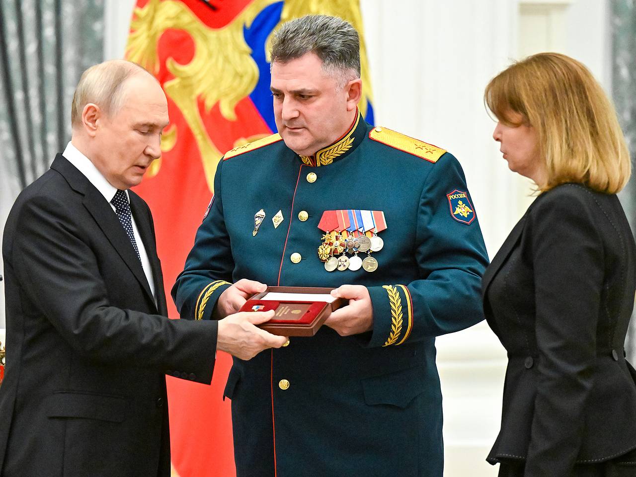 Путин переговорил с российским генералом после смерти сына военного на СВО