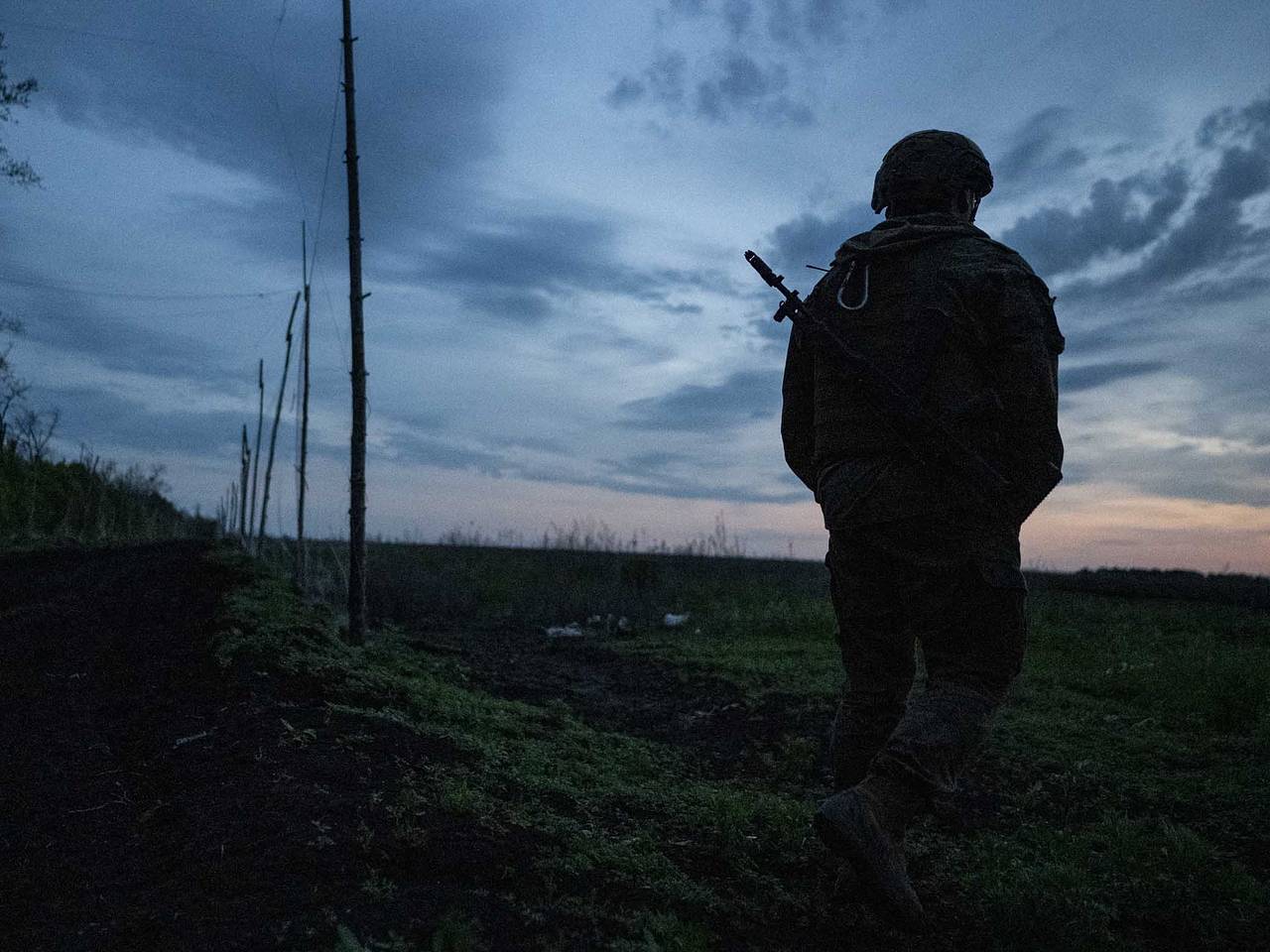 Боец СВО в одиночку несколько километров вез на тележке под обстрелами раненого сослуживца