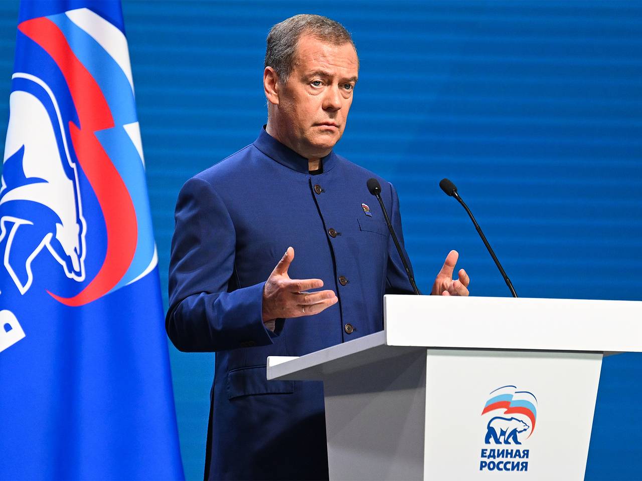 Медведев ответил на санкции Запада фразой &laquo;Россия умеет держать удар&raquo;