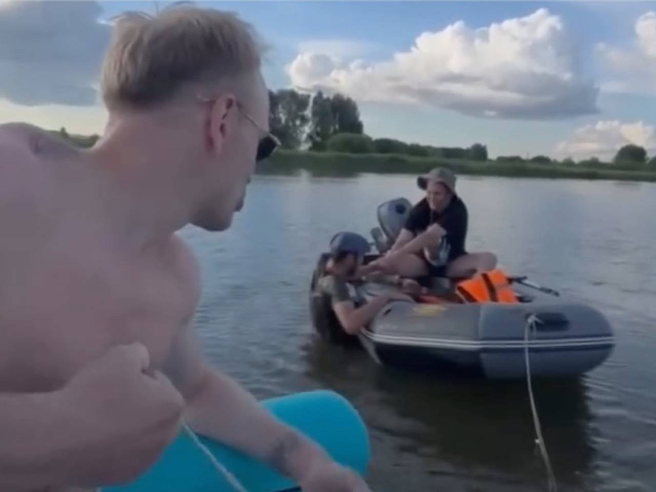 Панин спас застрявших посреди реки рыбаков