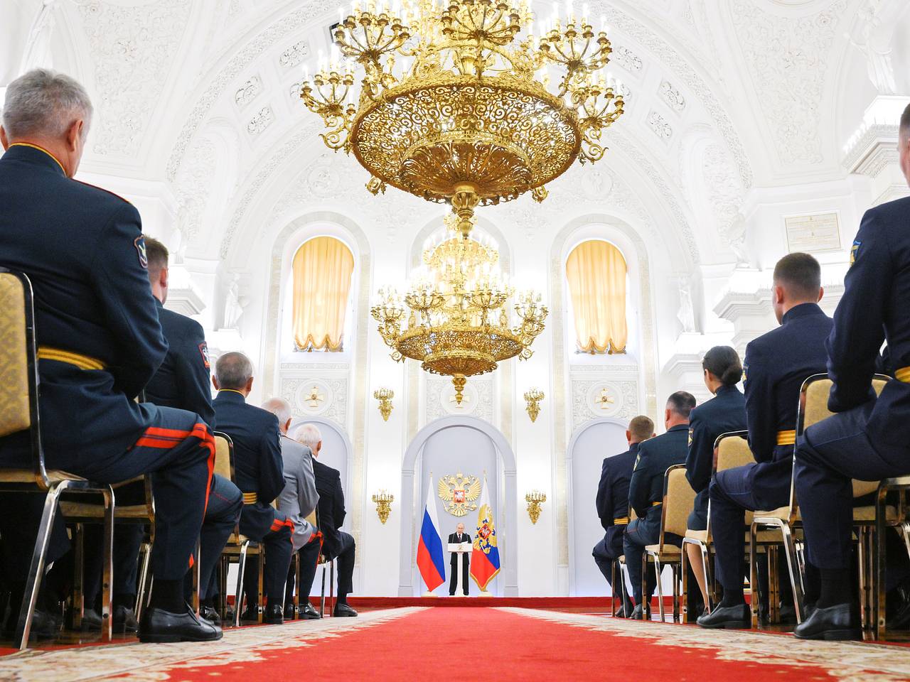 Путин обратился к военным со словами о России