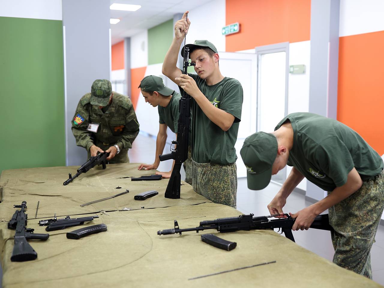 В российских школах запланировали увеличить вдвое начальную военную подготовку