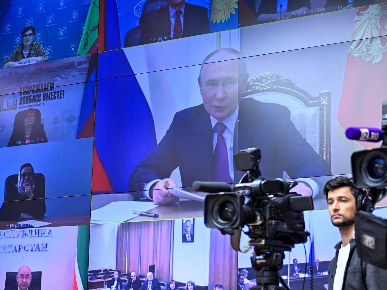 Путин предложил наделить доклад о языковой политике статусом государственного