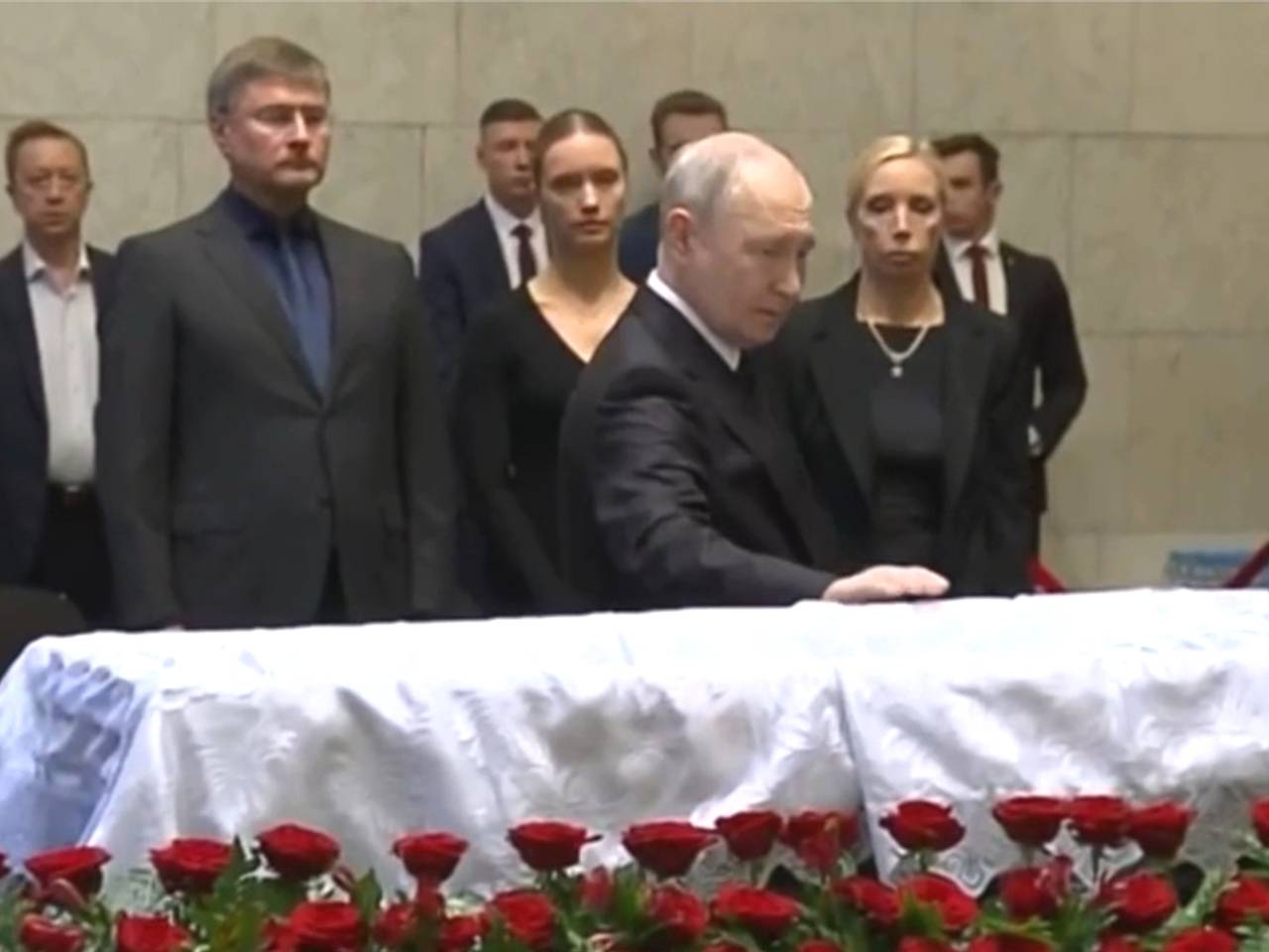 Появилось видео прощания Путина с бывшим министром обороны России Ивановым