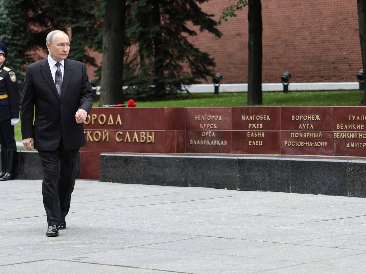 Путин возложил венок к Могиле Неизвестного Солдата