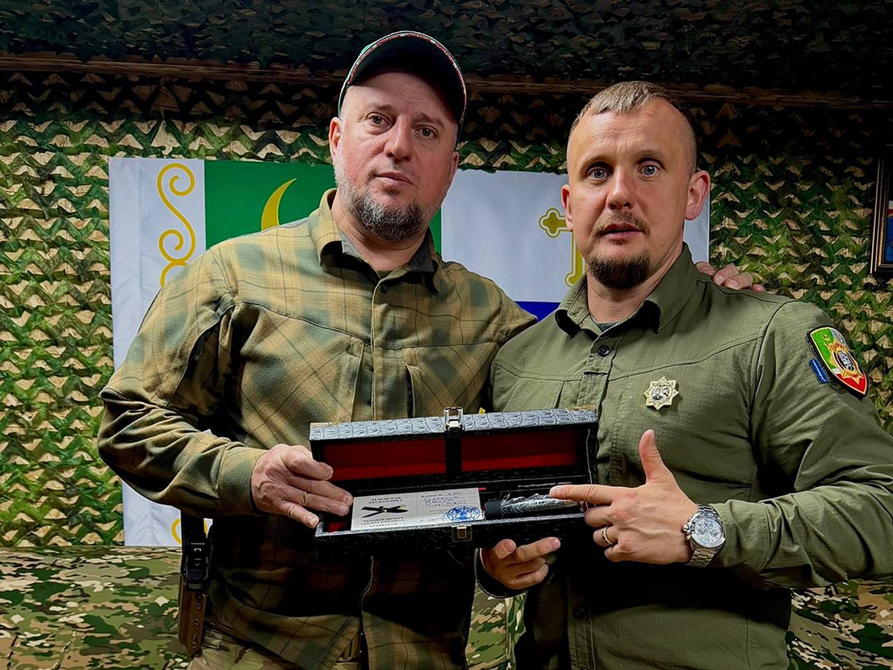 Бегавшему за машиной Кадырова экс-депутату вручили клинок «Ахмата» у камуфляжного дивана