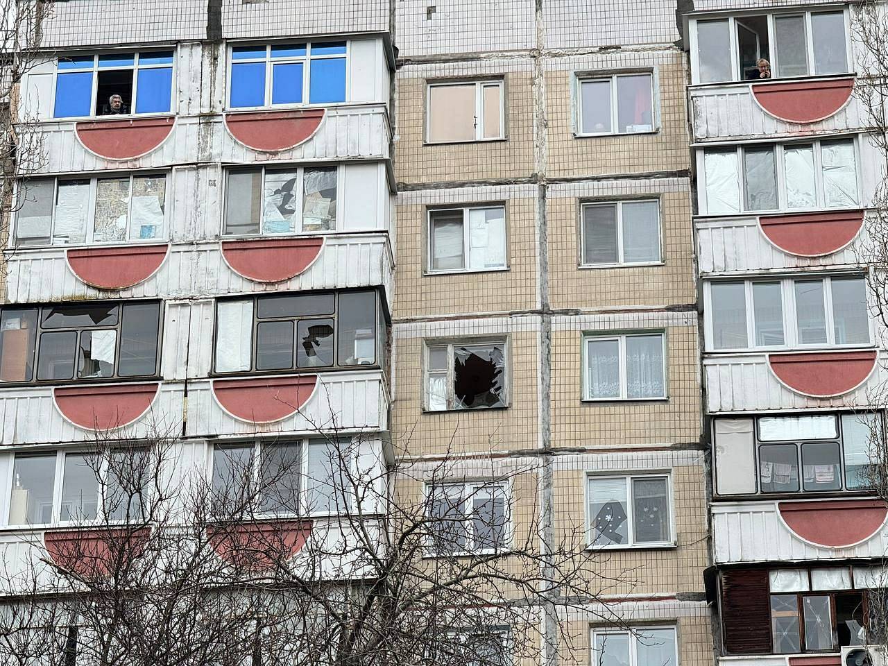 В российском городе при падении обломков ракет были повреждены многоквартирные дома