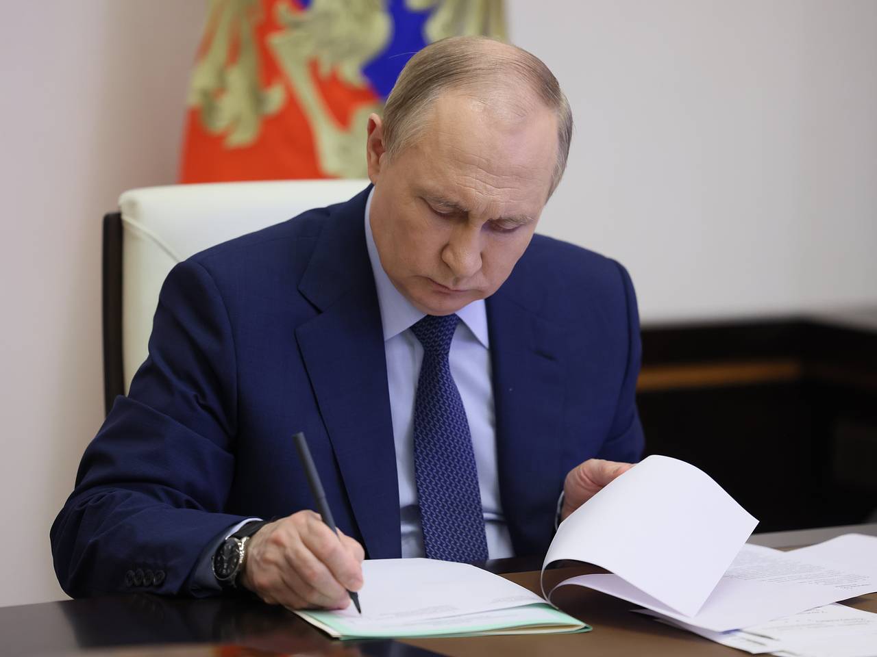 Путин подписал закон об аресте имущества одной категории россиян
