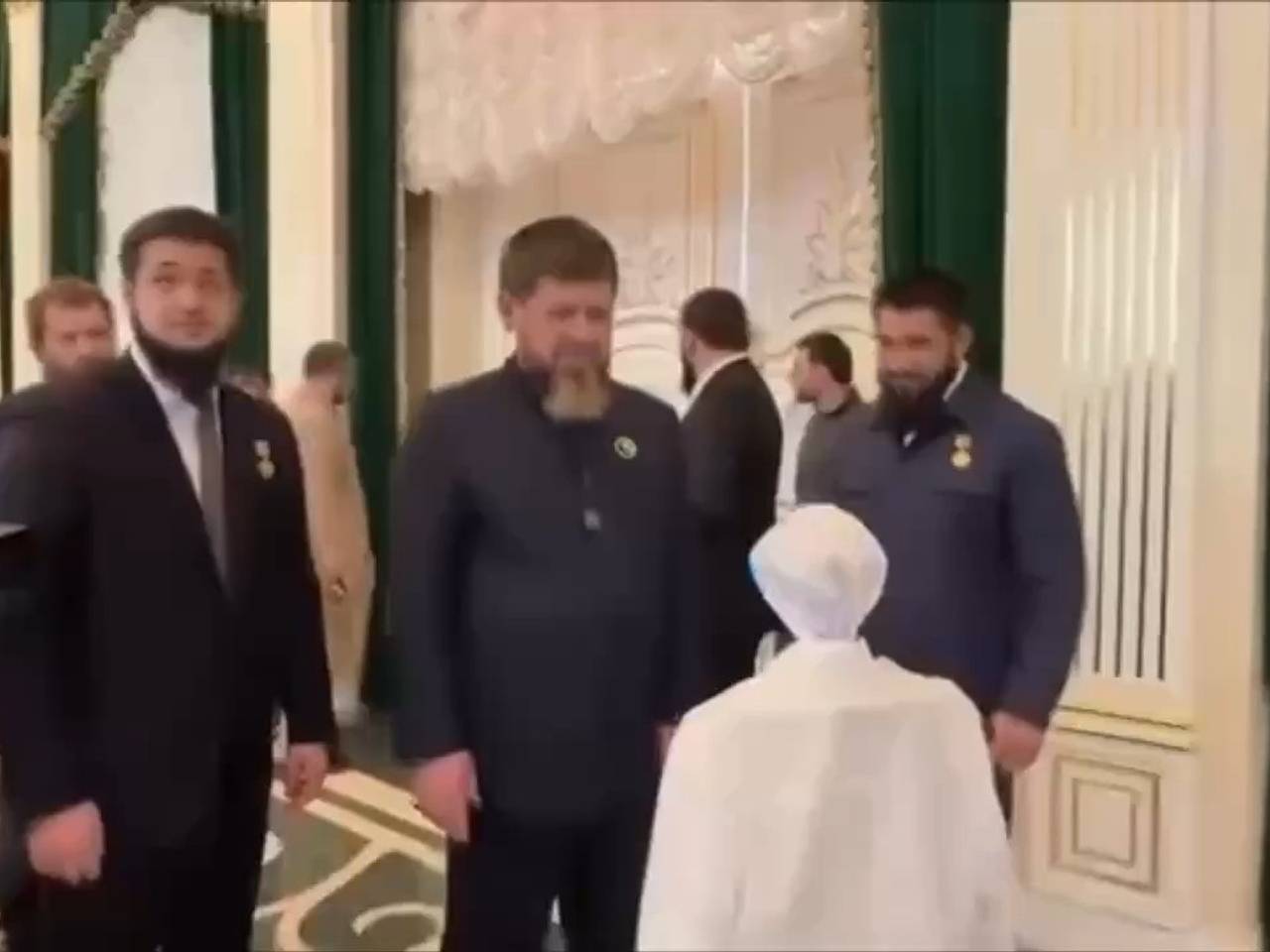 Общение Кадырова с роботом попало на видео
