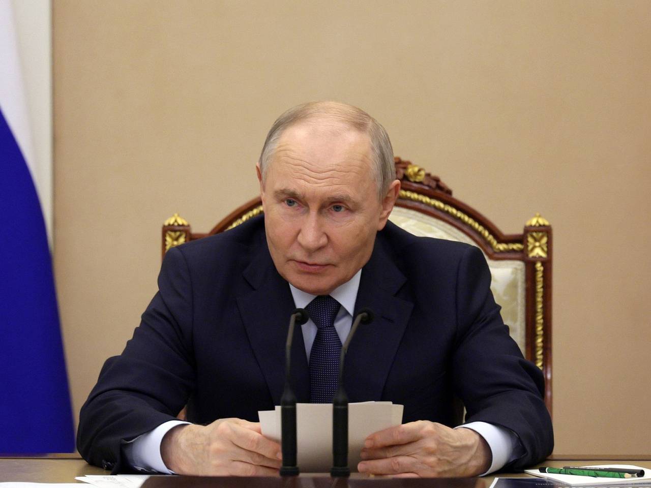 В Кремле рассказали о звонках Путина сотрудникам администрации по мобильному телефону