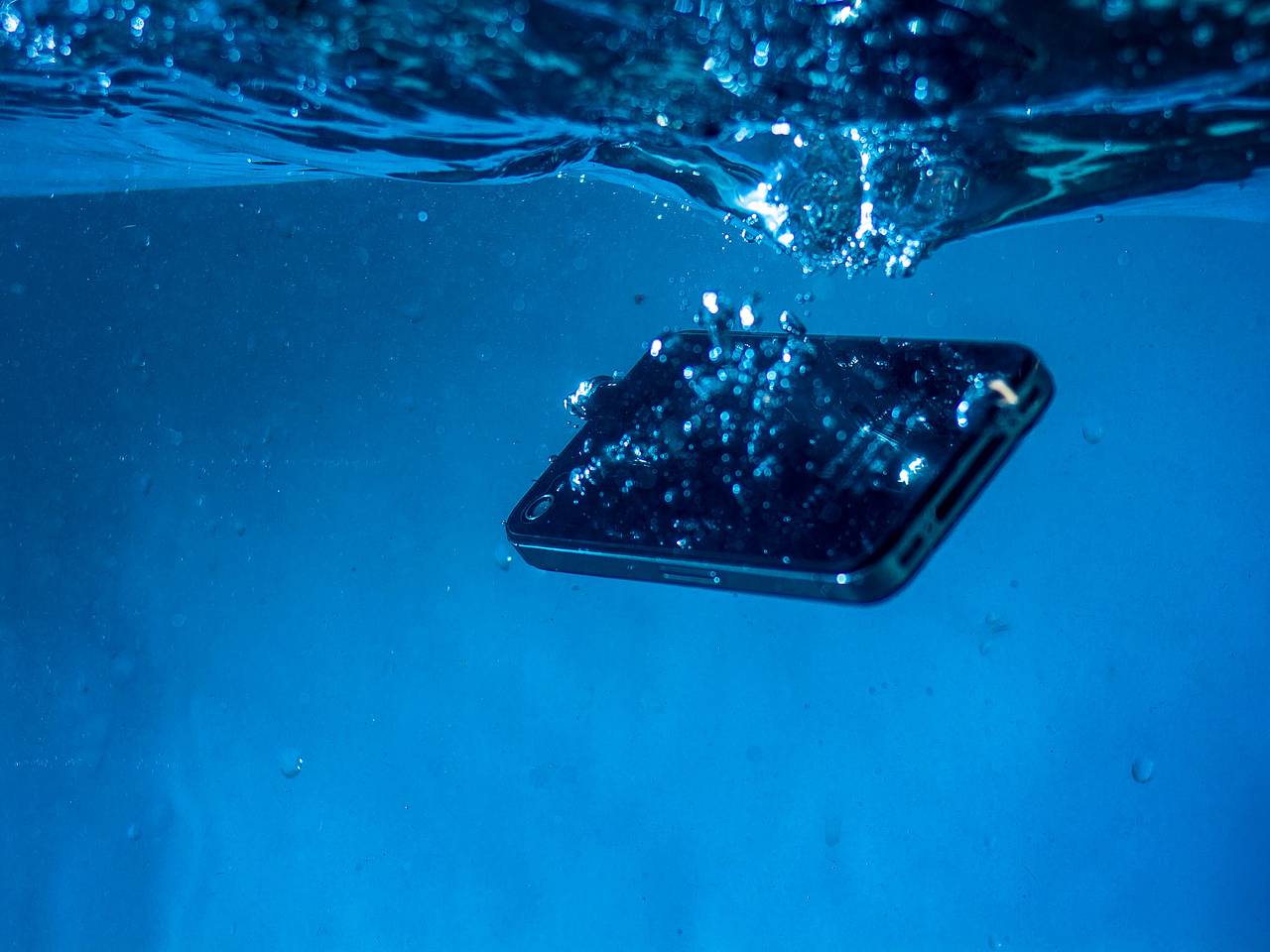 Россиянам раскрыли опасность морской воды для смартфона