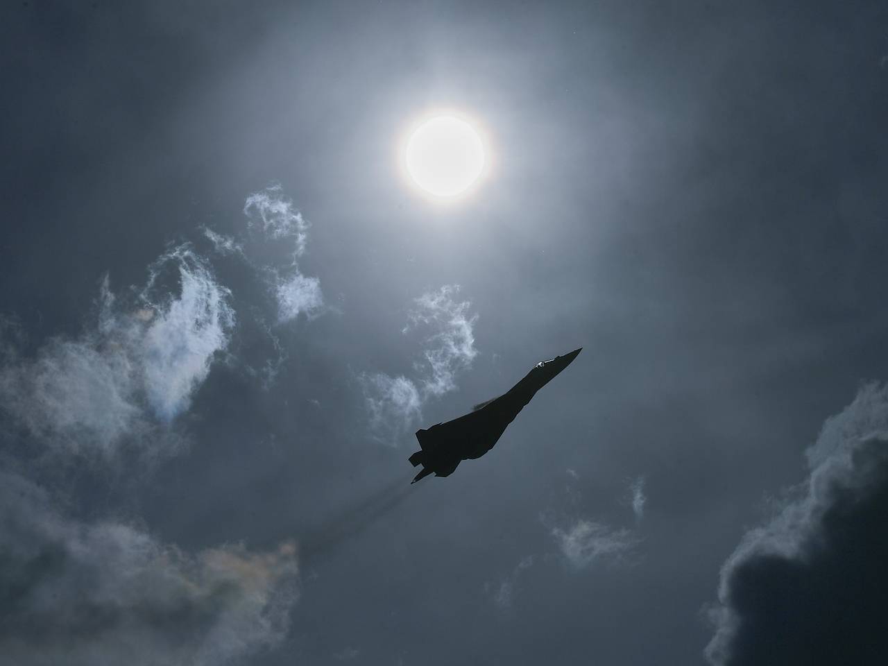 Появились первые кадры с места крушения военного самолета под Москвой