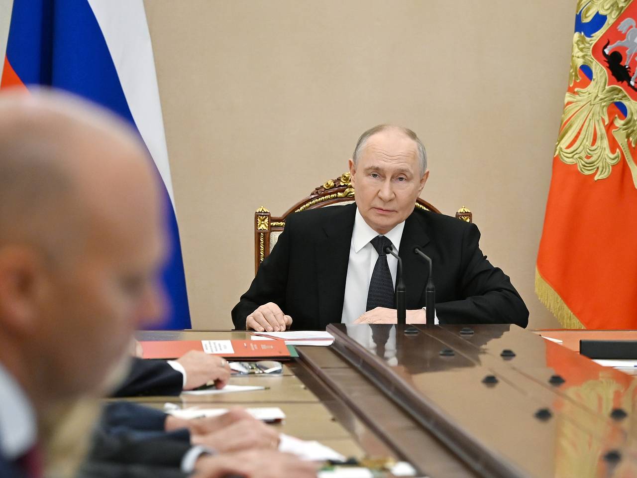 Шесть красных папок заметили на совещании Путина с Совбезом