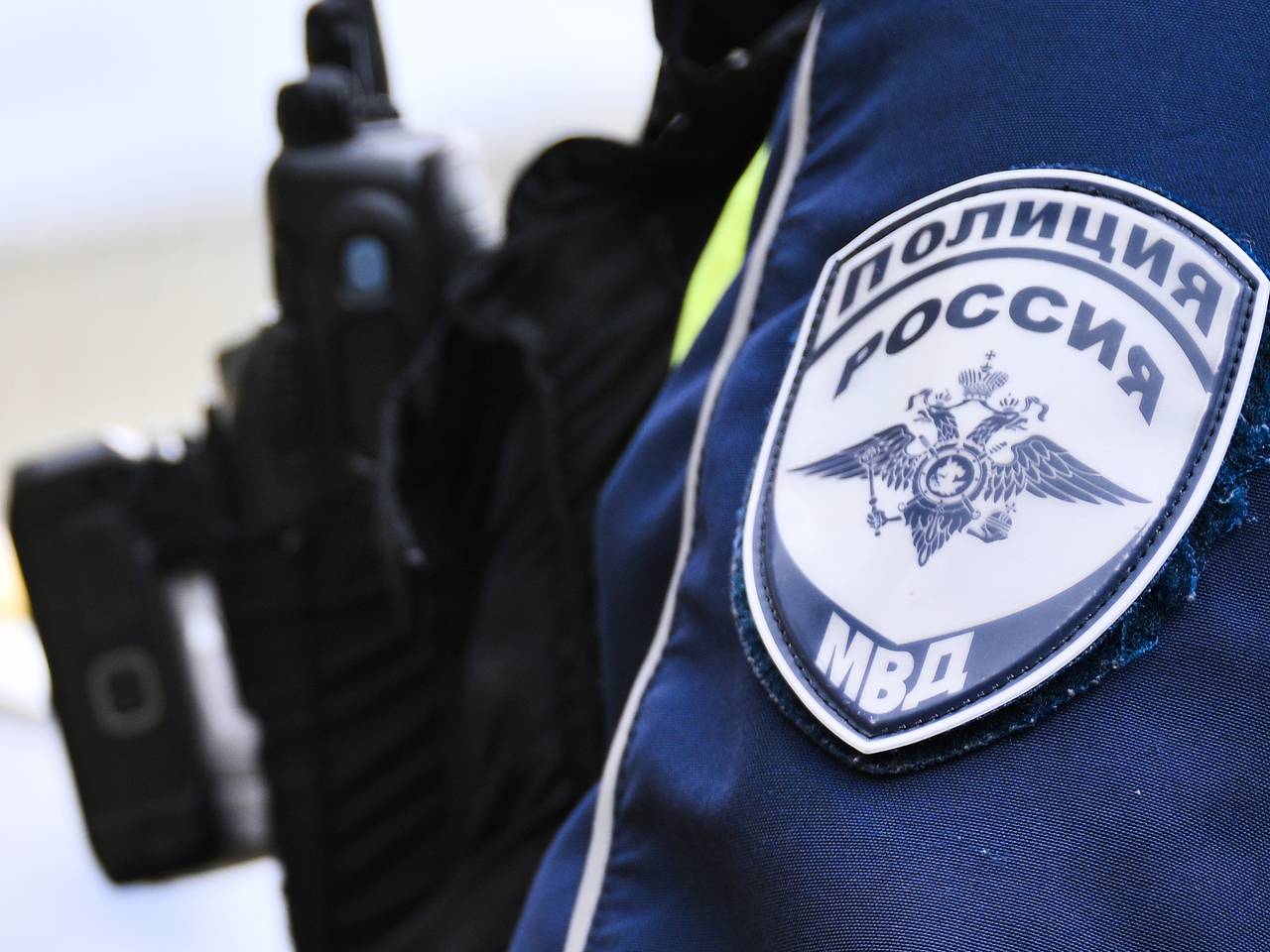 Россиянин пнул жену по лицу на глазах у ребенка и попал на видео